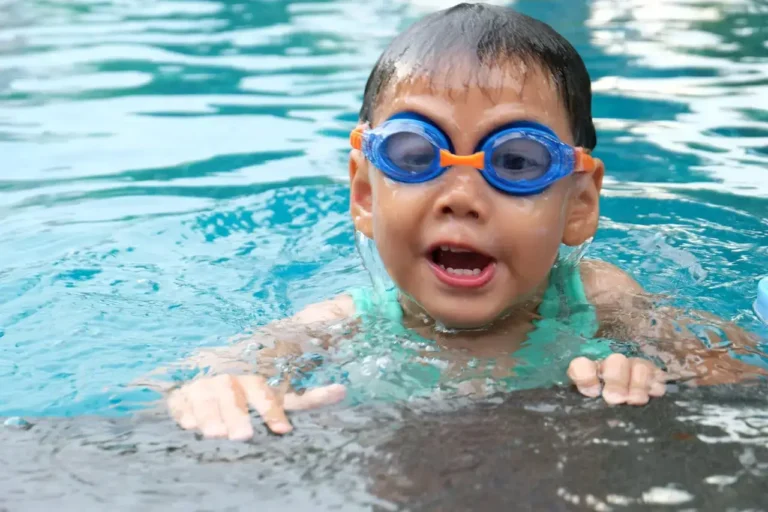 Niño aprendiendo a nadar